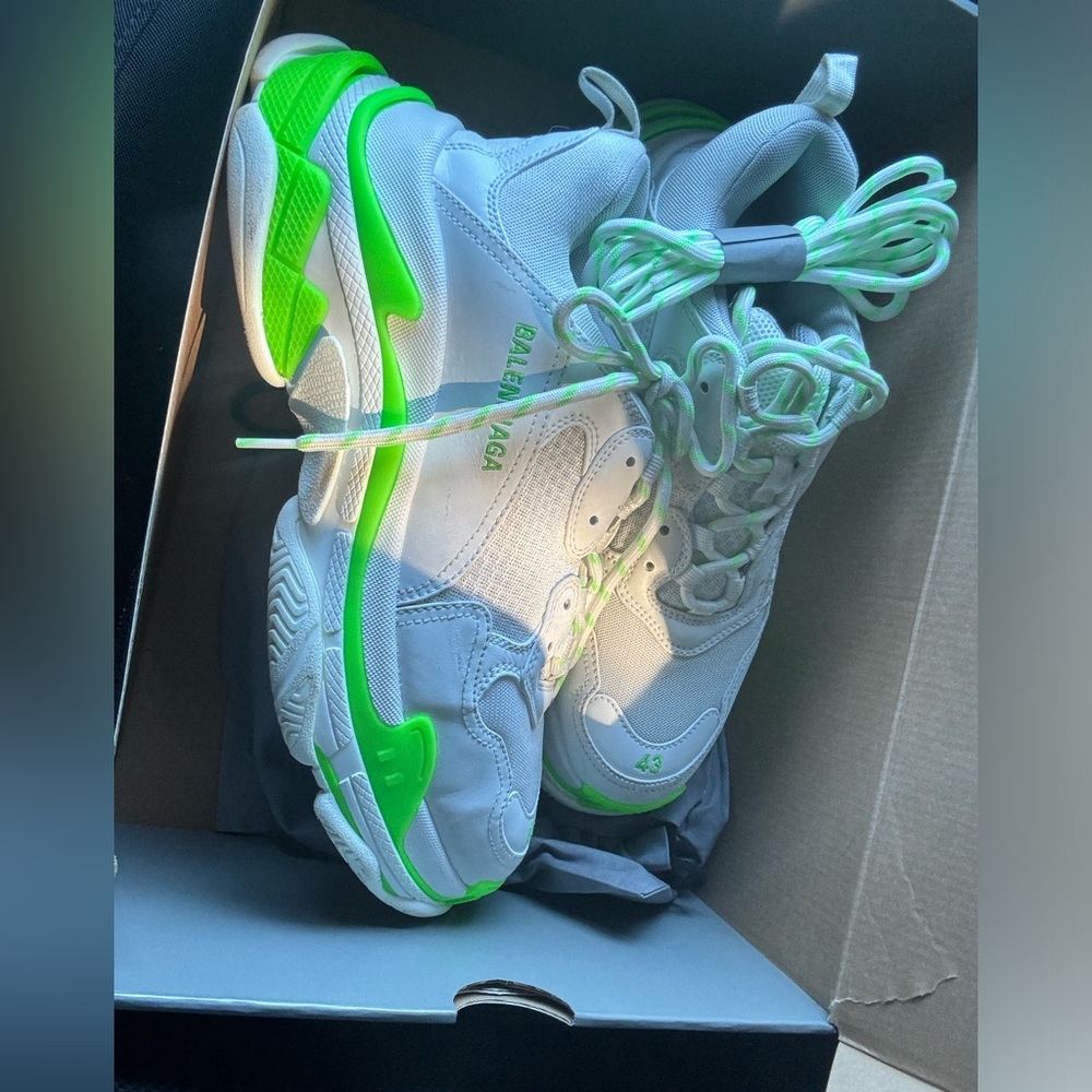I got this beautiful Balenciaga triples S Flou Green/white/grey - Picture 6 of 6